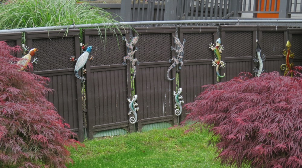 Fence with decorative lizards